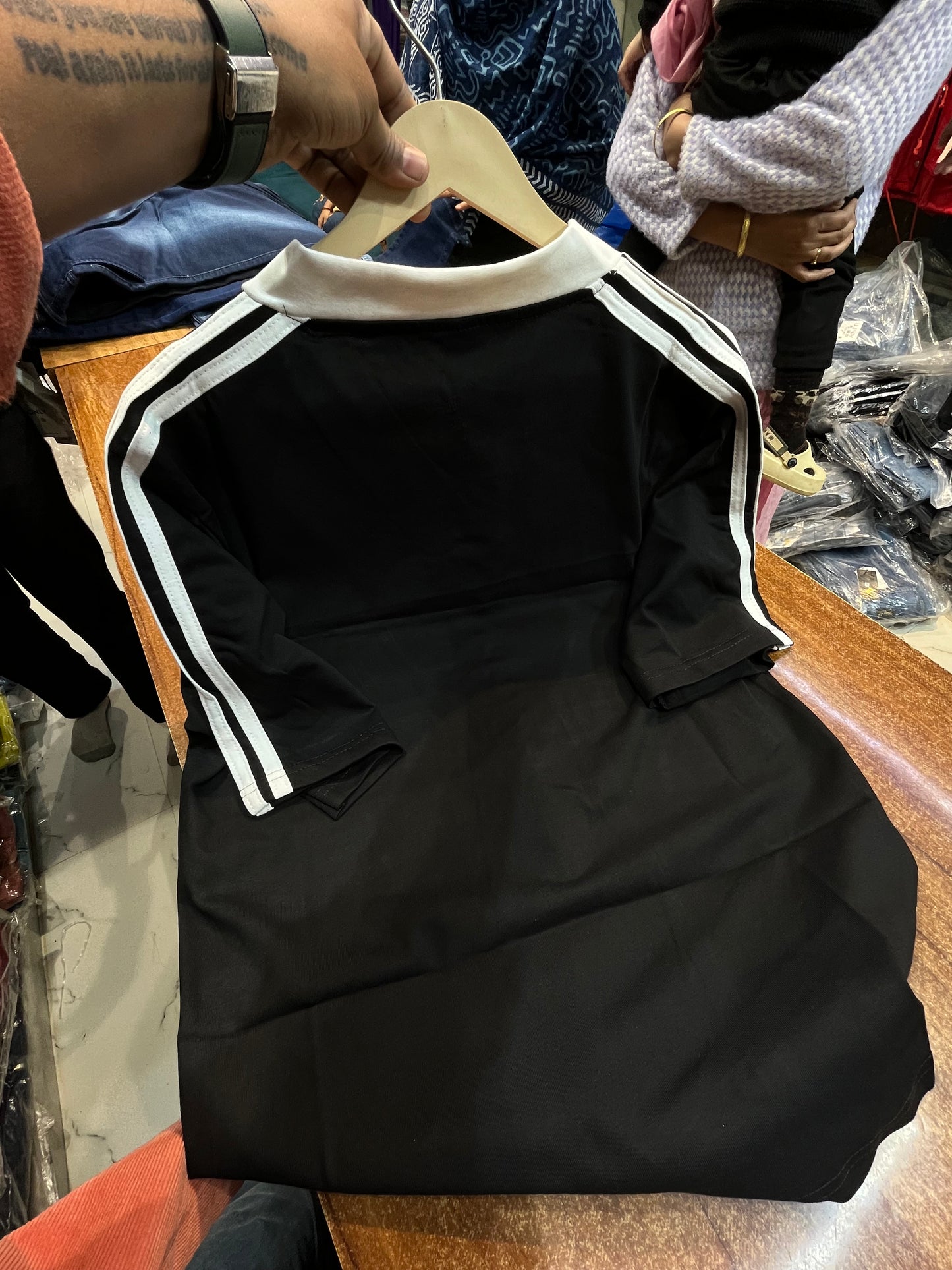 V NECK BLACK TEE